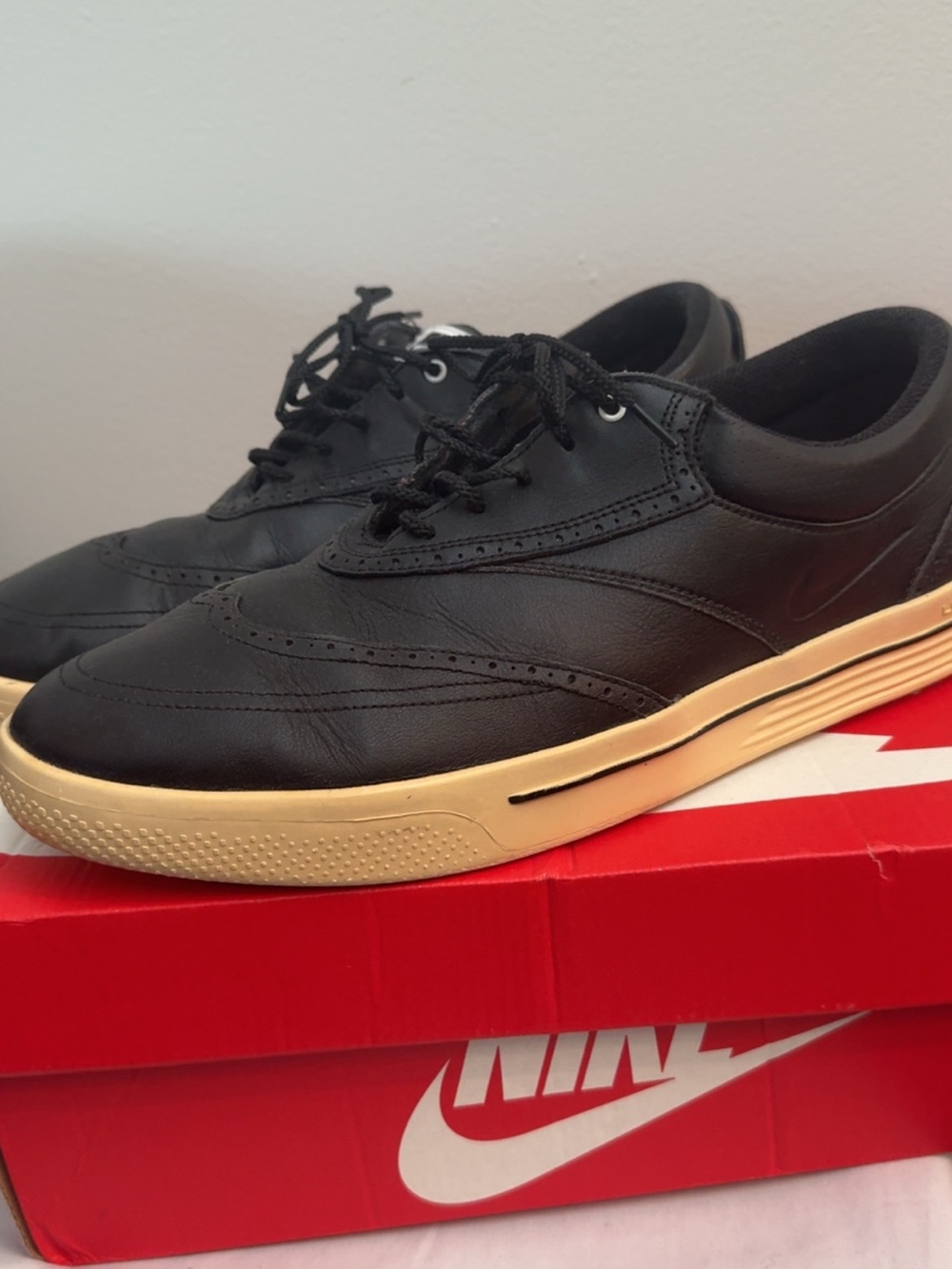 Nike Men’s Black Leather Low-Top golf Sneakers